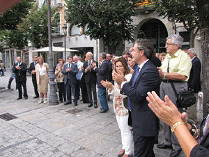 Ofrena floral al monument a Carles Rahola, a la Rambla de la Llibertat