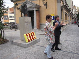 Ofrena floral al monument a Carles Rahola, a la Rambla de la Llibertat