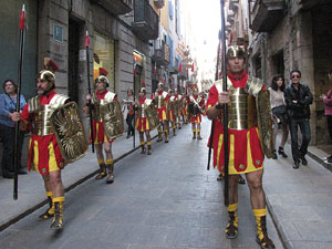 75&egrave; aniversari Associaci&oacute; de Jes&uacute;s Crucificat - Manaies de Girona. Desfilada inaugural
