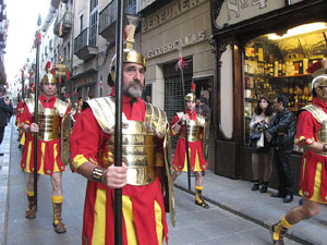 75&egrave; aniversari Associaci&oacute; de Jes&uacute;s Crucificat - Manaies de Girona. Desfilada inaugural