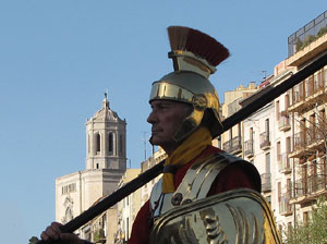 75&egrave; aniversari Associaci&oacute; de Jes&uacute;s Crucificat - Manaies de Girona. Desfilada inaugural