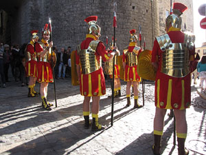 75è aniversari Associació de Jesús Crucificat - Manaies de Girona. Desfilada inaugural