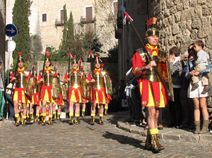 75è aniversari Associació de Jesús Crucificat - Manaies de Girona. Desfilada inaugural