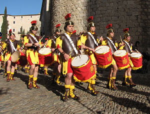 75è aniversari Associació de Jesús Crucificat - Manaies de Girona. Desfilada inaugural