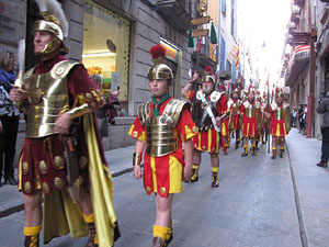 75&egrave; aniversari Associaci&oacute; de Jes&uacute;s Crucificat - Manaies de Girona. Desfilada inaugural