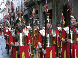 75&egrave; aniversari Associaci&oacute; de Jes&uacute;s Crucificat - Manaies de Girona. Desfilada inaugural