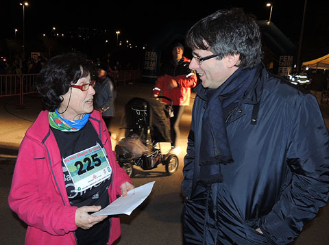 L'alcalde de Girona, Carles Puigdemont, lliurant el premi a la corredora més veterana, nascuda el 1949