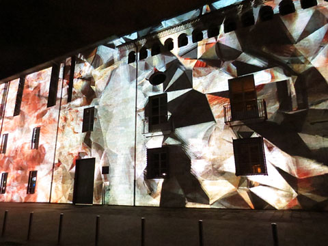 Un moment de la projecci&oacute; de la performance On&iacute;ric