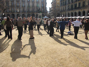 Sardanes a la pla&ccedil;a Independ&egrave;ncia