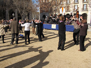 Sardanes a la pla&ccedil;a Independ&egrave;ncia