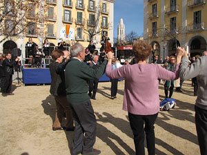 Sardanes a la pla&ccedil;a Independ&egrave;ncia