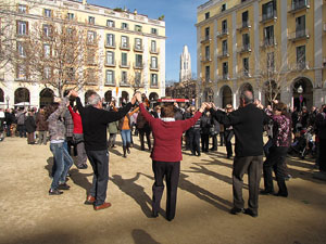 Sardanes a la pla&ccedil;a Independ&egrave;ncia