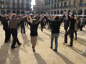 Sardanes a la pla&ccedil;a Independ&egrave;ncia