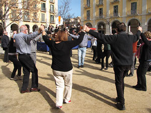 Sardanes a la pla&ccedil;a Independ&egrave;ncia