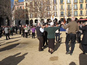 Sardanes a la pla&ccedil;a Independ&egrave;ncia