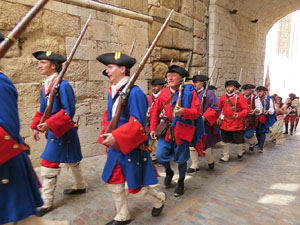 Girona resisteix! Jornades de recreaci&oacute; hist&ograve;rica de la Guerra de Successi&oacute;. Desfilada pels carrers