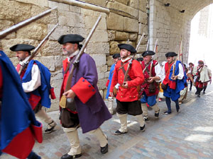 Girona resisteix! Jornades de recreaci&oacute; hist&ograve;rica de la Guerra de Successi&oacute;. Desfilada pels carrers