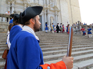 Girona resisteix! Jornades de recreaci&oacute; hist&ograve;rica de la Guerra de Successi&oacute;. Desfilada pels carrers