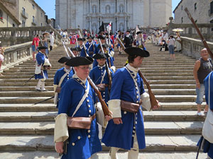 Girona resisteix! Jornades de recreaci&oacute; hist&ograve;rica de la Guerra de Successi&oacute;. Desfilada pels carrers
