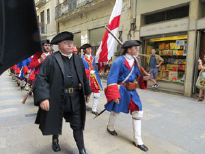 Girona resisteix! Jornades de recreaci&oacute; hist&ograve;rica de la Guerra de Successi&oacute;. Desfilada pels carrers