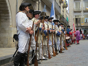 Girona resisteix! Jornades de recreaci&oacute; hist&ograve;rica de la Guerra de Successi&oacute;. Presentaci&oacute; i jurada de bandera