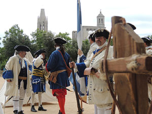 Girona resisteix! Jornades de recreaci&oacute; hist&ograve;rica de la Guerra de Successi&oacute;. Desfilada pels carrers del Barri Vell
