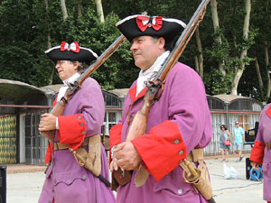 Girona resisteix! Jornades de recreaci&oacute; hist&ograve;rica de la Guerra de Successi&oacute;. Desfilada pels carrers del Barri Vell