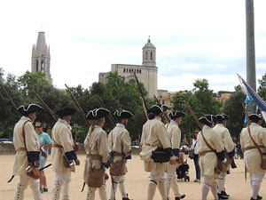 Girona resisteix! Jornades de recreaci&oacute; hist&ograve;rica de la Guerra de Successi&oacute;. Desfilada pels carrers del Barri Vell