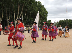 Girona resisteix! Jornades de recreaci&oacute; hist&ograve;rica de la Guerra de Successi&oacute;. Desfilada pels carrers del Barri Vell