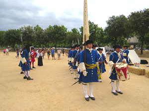 Girona resisteix! Jornades de recreaci&oacute; hist&ograve;rica de la Guerra de Successi&oacute;. Desfilada pels carrers del Barri Vell