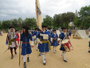 Girona resisteix! Jornades de recreaci&oacute; hist&ograve;rica de la Guerra de Successi&oacute;. Desfilada pels carrers del Barri Vell