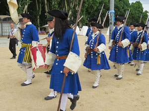 Girona resisteix! Jornades de recreaci&oacute; hist&ograve;rica de la Guerra de Successi&oacute;. Desfilada pels carrers del Barri Vell