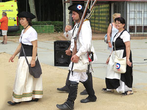 Girona resisteix! Jornades de recreaci&oacute; hist&ograve;rica de la Guerra de Successi&oacute;. Desfilada pels carrers del Barri Vell
