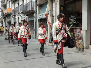 Girona resisteix! Jornades de recreaci&oacute; hist&ograve;rica de la Guerra de Successi&oacute;. Desfilada pels carrers del Barri Vell