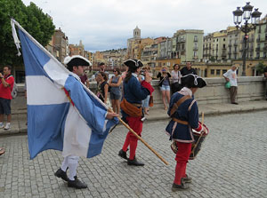 Girona resisteix! Jornades de recreaci&oacute; hist&ograve;rica de la Guerra de Successi&oacute;. Desfilada pels carrers del Barri Vell