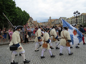 Girona resisteix! Jornades de recreaci&oacute; hist&ograve;rica de la Guerra de Successi&oacute;. Desfilada pels carrers del Barri Vell