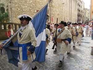 Girona resisteix! Jornades de recreaci&oacute; hist&ograve;rica de la Guerra de Successi&oacute;. Desfilada pels carrers del Barri Vell