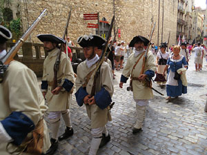 Girona resisteix! Jornades de recreaci&oacute; hist&ograve;rica de la Guerra de Successi&oacute;. Desfilada pels carrers del Barri Vell