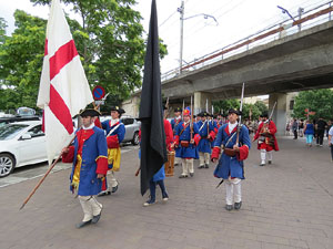 Girona resisteix! Jornades de recreaci&oacute; hist&ograve;rica de la Guerra de Successi&oacute;. Desfilada pels carrers del Barri Vell