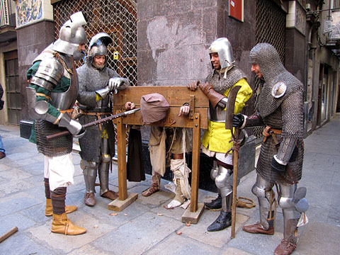 Ambientaci&oacute; del grup Casus Bellic a la pla&ccedil;a de les Castanyes