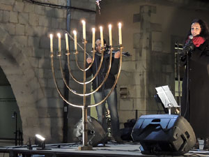 L'encesa de les llums de Hanukk&agrave; a la pla&ccedil;a del Vi