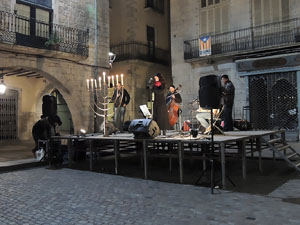 L'encesa de les llums de Hanukk&agrave; a la pla&ccedil;a del Vi