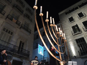 L'encesa de les llums de Hanukk&agrave; a la pla&ccedil;a del Vi