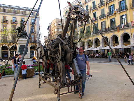 MOT Festival de Literatura. Espectacle Nit fantàstica a la plaça de la Independència. Cia. Antigua y Barbuda