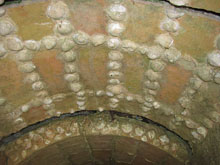 Decoraci&oacute; amb petxines a la Font de les Curculles