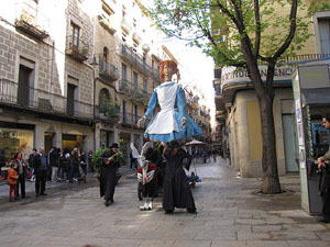 Espectacle a la Rambla de la Llibertat. El somni d'Alícia, per la Cia. Teatre Nu 