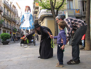 Espectacle a la Rambla de la Llibertat. El somni d'Alícia, per la Cia. Teatre Nu 