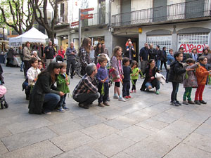 Espectacle a la Rambla de la Llibertat. El somni d'Alícia, per la Cia. Teatre Nu 