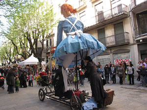 Espectacle a la Rambla de la Llibertat. El somni d'Alícia, per la Cia. Teatre Nu 