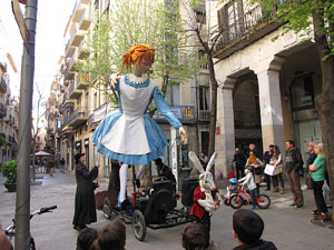 Espectacle a la Rambla de la Llibertat. El somni d'Alícia, per la Cia. Teatre Nu 